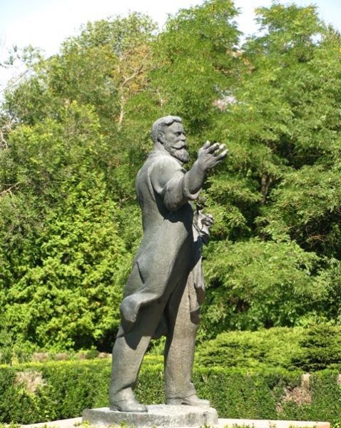 Monument to Leo Simirenko, Mliev