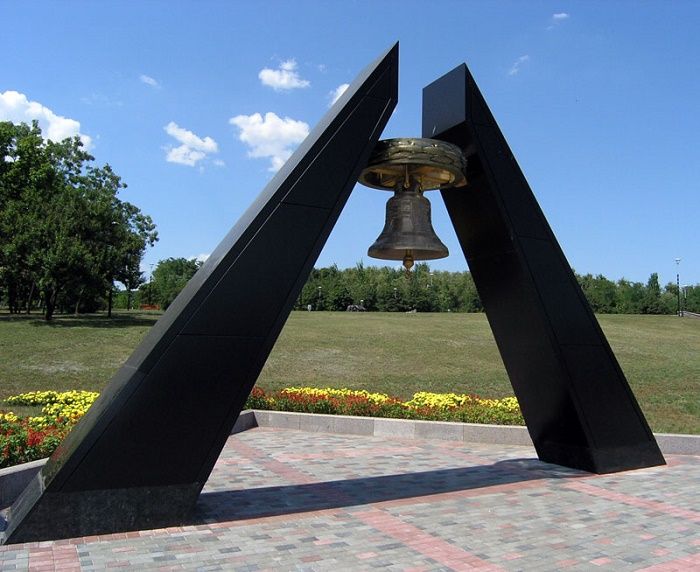 Колокол памяти в парке Ленинского Комсомола