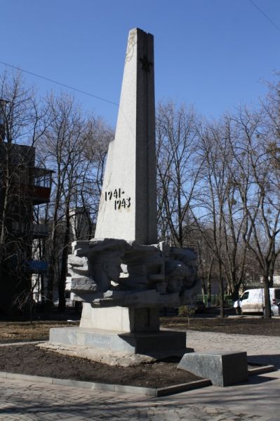  Пам'ятник підпільникам і партизанам Харківщини 