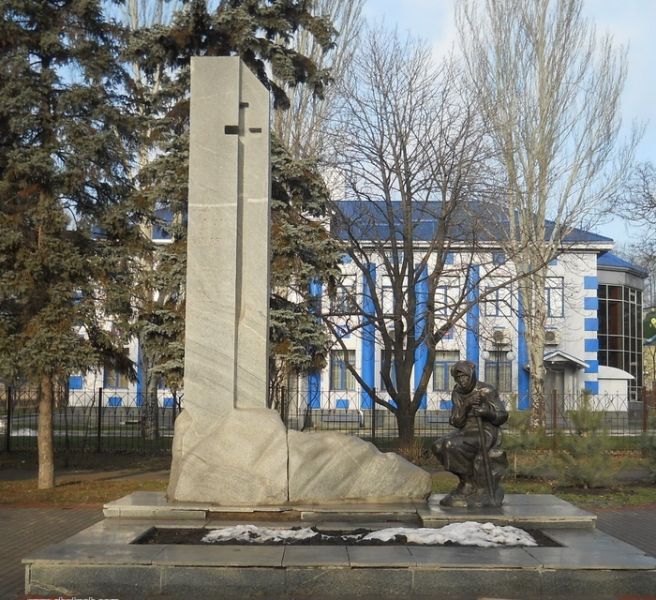  Monument to the dead in concentration camps, Zaporozhye 