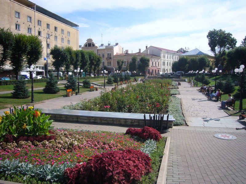 Театральная площадь в Черновцах