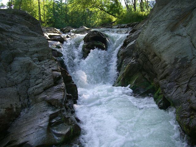 Sheshorskiy Hook Waterfall (Silvery Waterfalls)