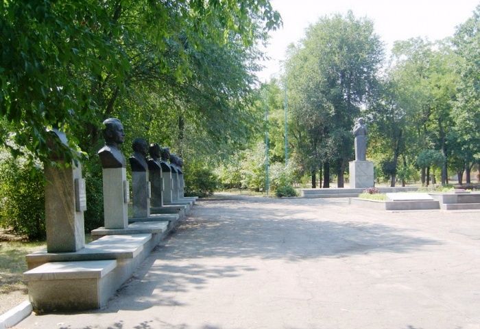 Memorial to Soldiers, Nuts