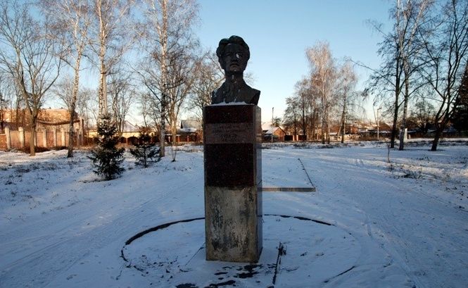 Monument to B. Grekov, Mirgorod