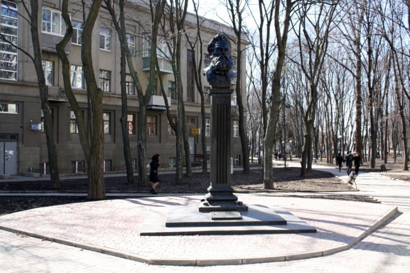 Monument to Alchevsky, Kharkiv