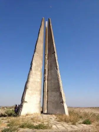 Памятник лейтенанту Шмидту на острове Березань