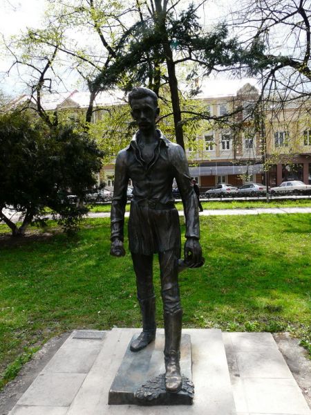  The monument to Shandor Petofi 