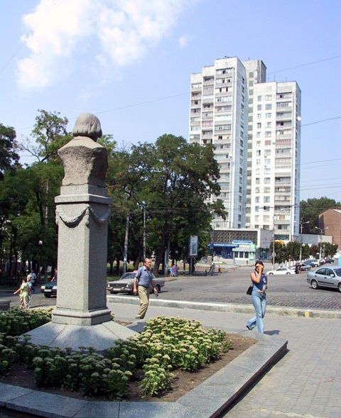 Monument to Gogol, Dnepropetrovsk