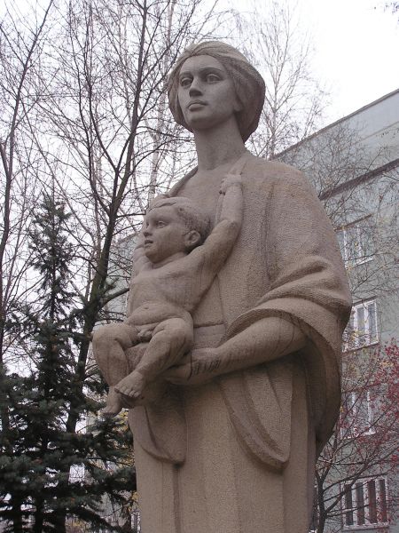 Памятник женщине-матери в Донецке