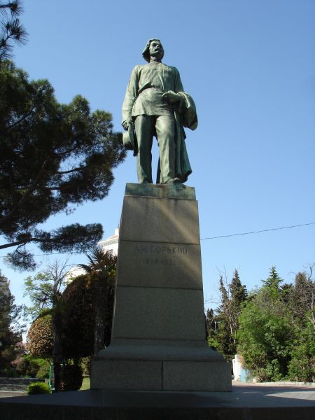 Памятник Горькому в Ялте