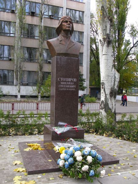 Памятник Столярову