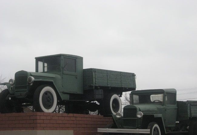 Пам'ятник« Автомобілю-воїну , автомобілю-трудівника »в Донецьку