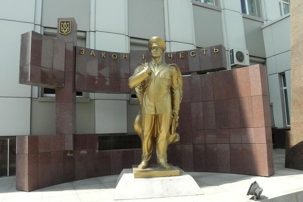 Памятник крылатому милиционеру