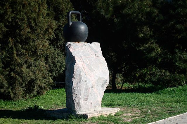 Пам'ятник стопудовою гирі, Бердянськ