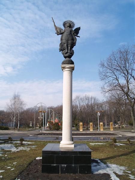 Скульптурное изображение Архангела Михаила