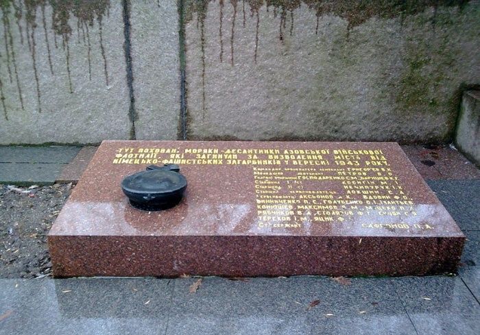  Monument to the sailors-paratroopers, Berdyansk 