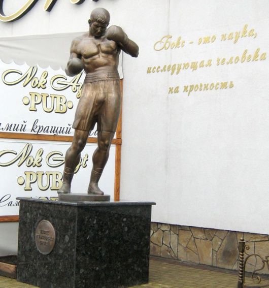 Памятник боксеру