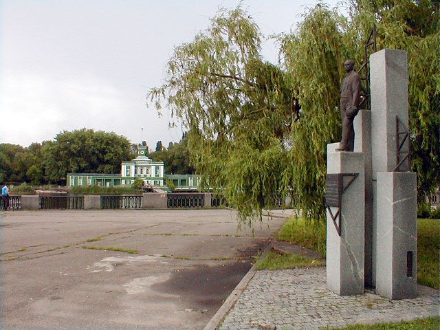 Памятник Строителям Набережной