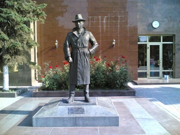 Monument to Vysotsky, Mariupol