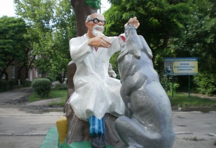 Monument to Aibolit, Berdyansk