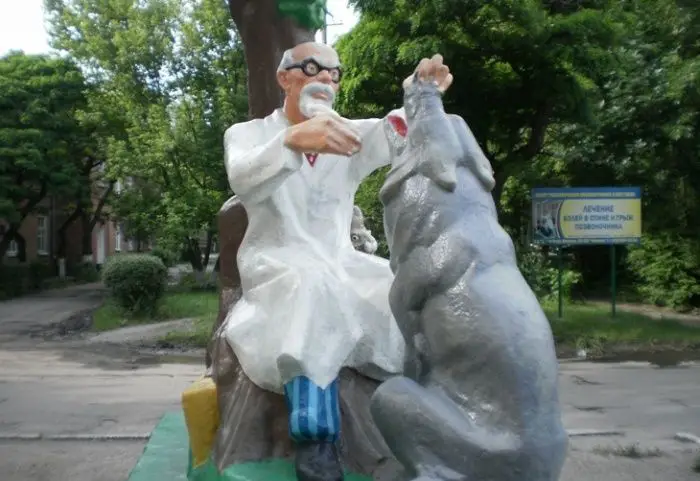 Памятник Айболиту, Бердянск