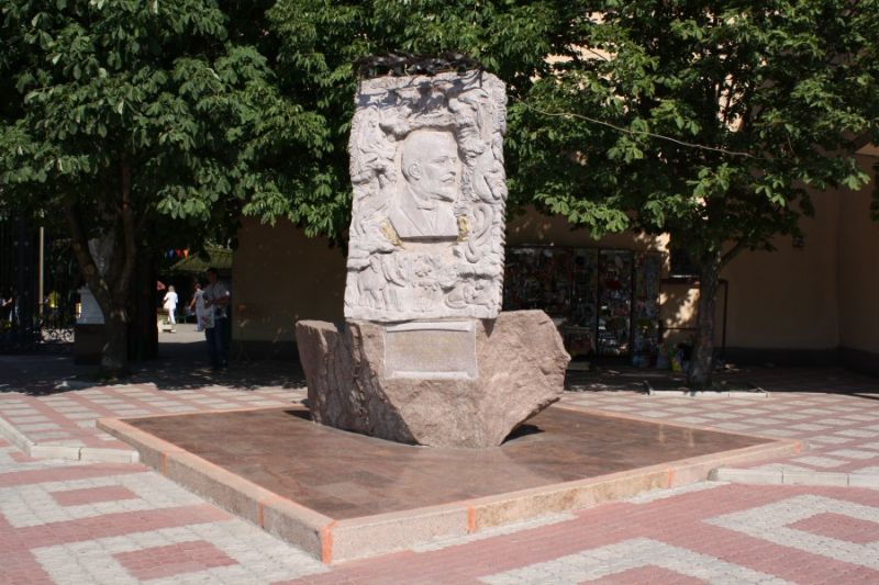 Monument to Leontovich Nikolai Pavlovich