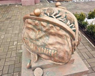 Monument to the purse