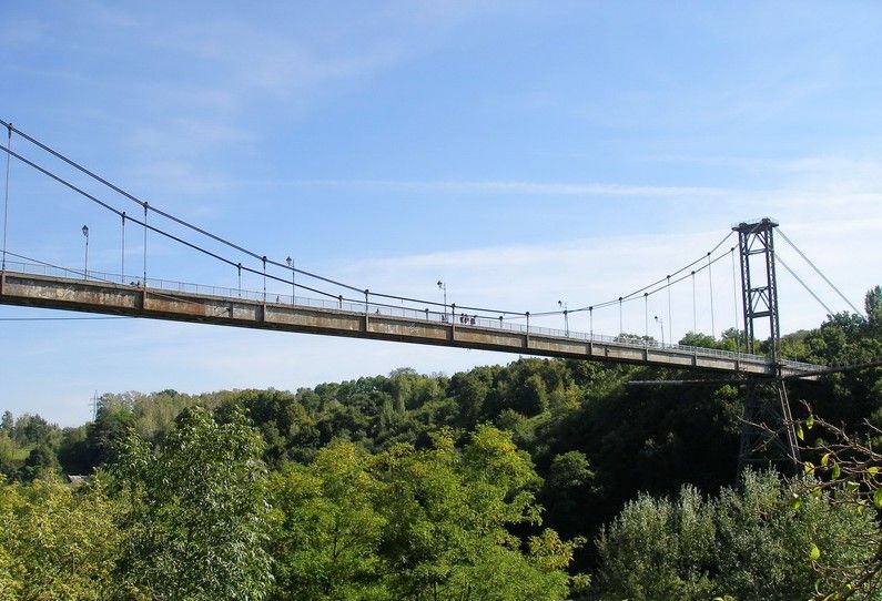 Suspended pedestrian bridge across the Teterev in the Gagarin Park