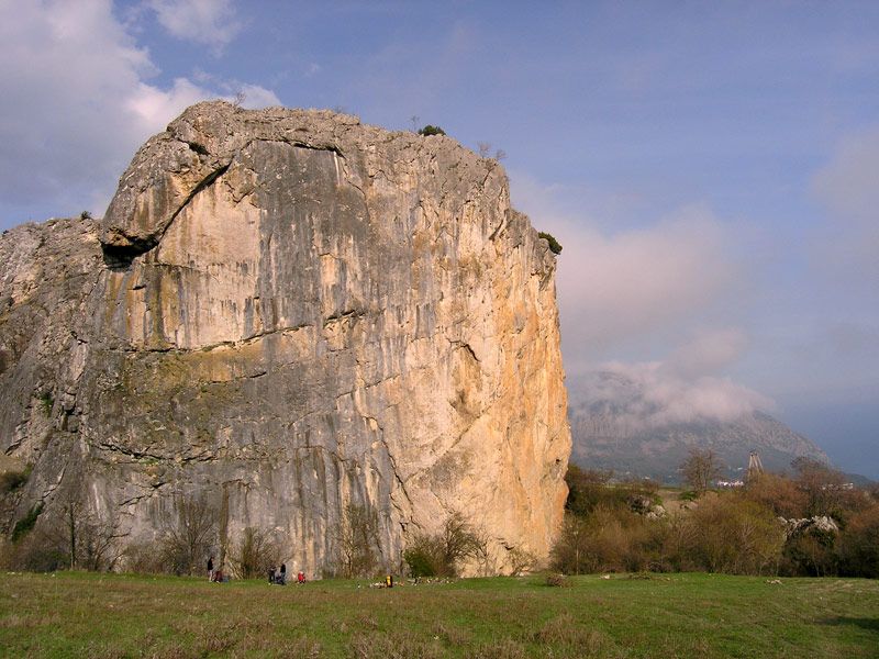 Красный камень