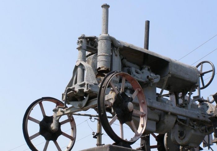  Monument tractor Universal, Lozovatka 