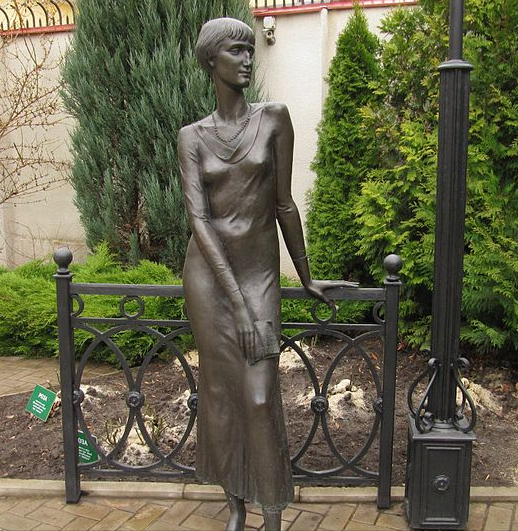 Памятник Ахматовой