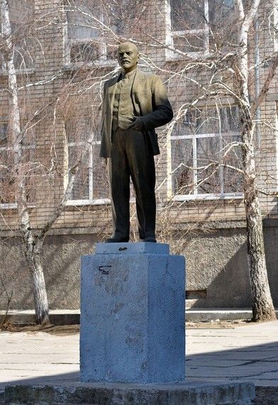 Monument to Lenin in the yard of the secondary school №3