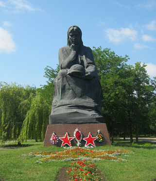 Памятник Скорбящая Родина-мать