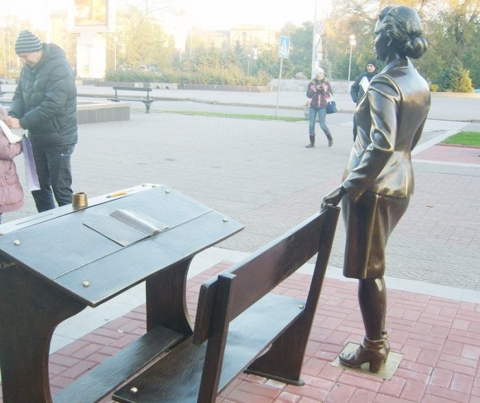 Пам'ятник учительці, Запоріжжя