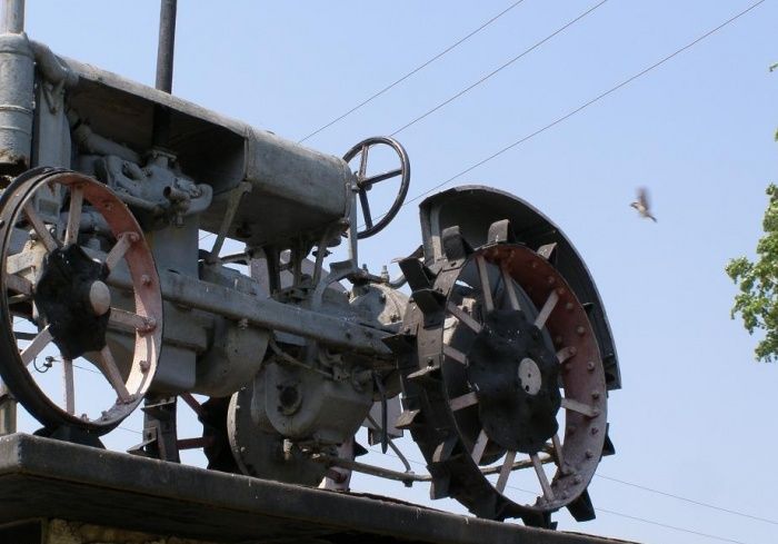 Monument tractor Universal, Lozovatka