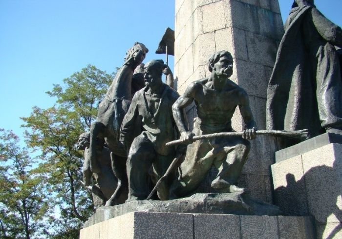  Monument to Bogdan Khmelnitsky on Castle Hill 