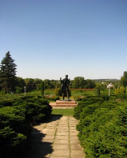 Monument to Leo Simirenko, Mliev