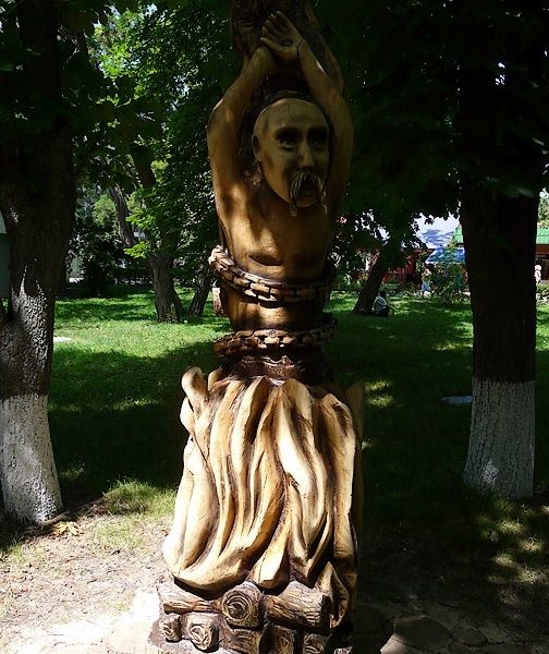 Avenue of Wooden Figures, Mirgorod