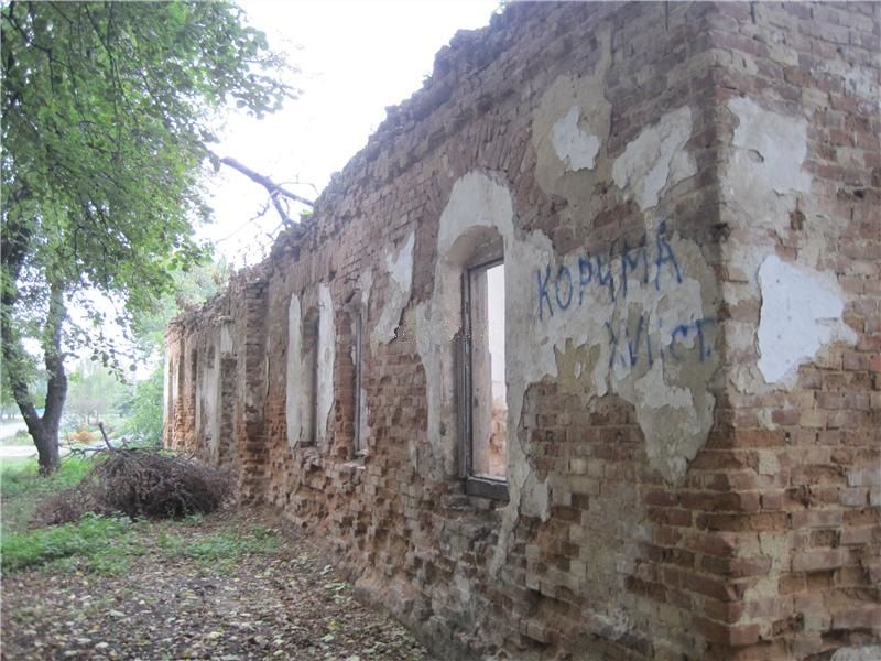 The ruins of the tavern building in the Horns