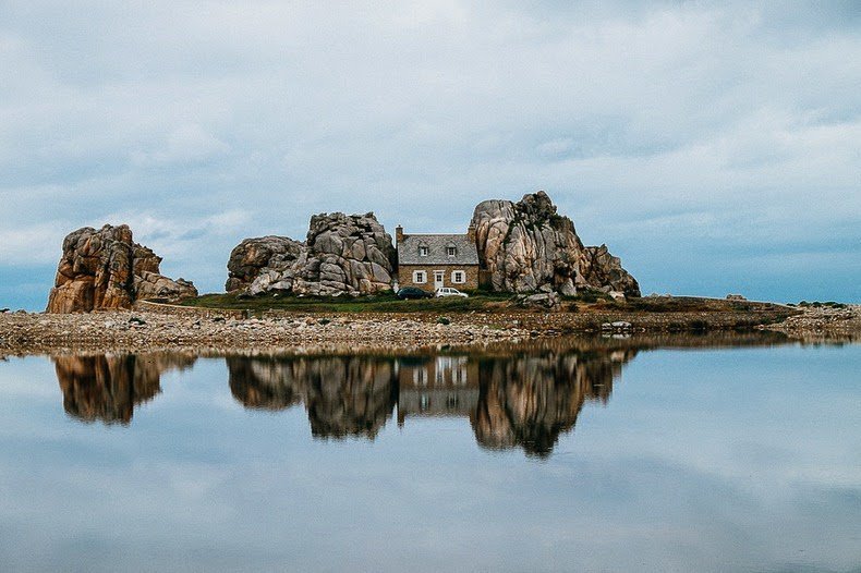 La Maison du Gouffre - house between rocks