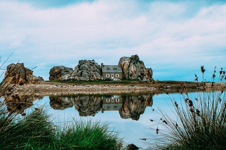 La Maison du Gouffre - the house between the rocks