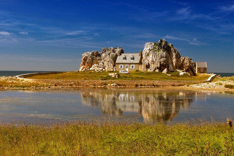 La Maison du Gouffre - house between the rocks