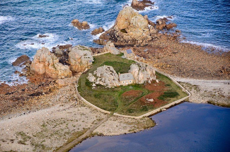 La Maison du Gouffre - the house between the rocks