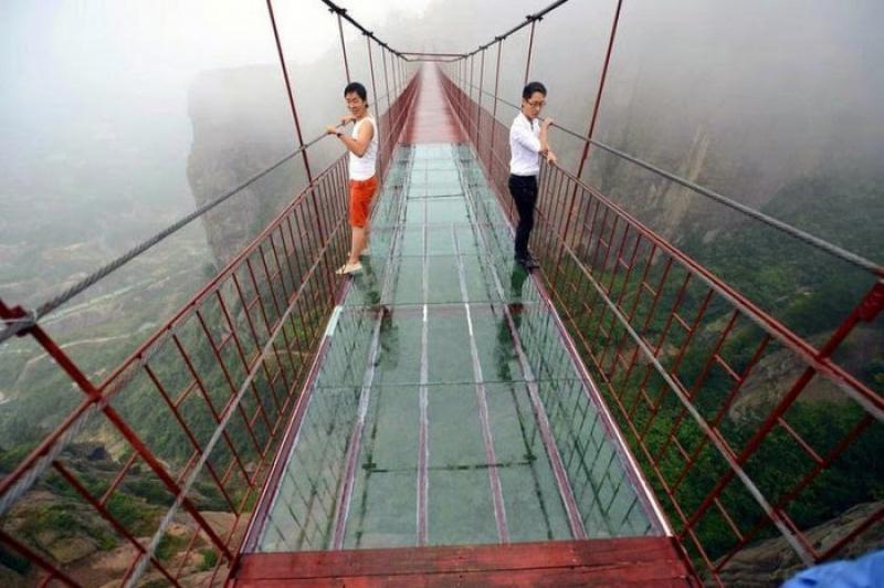 Прозрачный подвесной мост в Китае