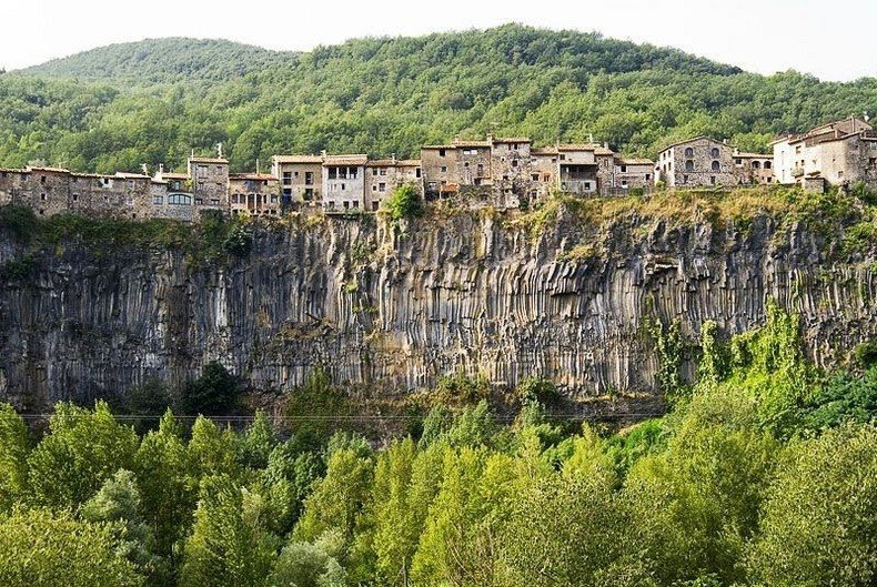 Castellfolite de la Roca is a village on the rocks