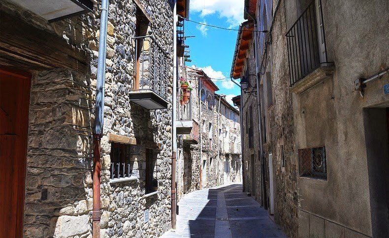 Castellfolite de la Roca - a village on the rocks