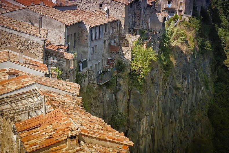 Castellfolite de la Roca is a village on the rocks