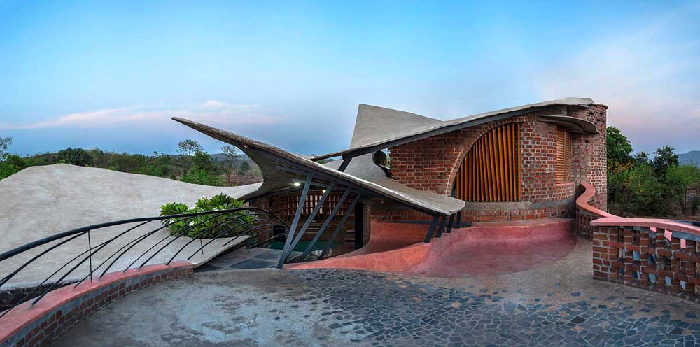 Anti-dimensional house in India