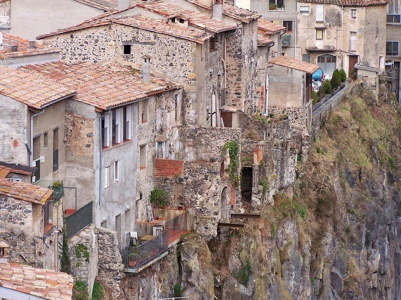 Castellfolite de la Roca - a village on the rocks
