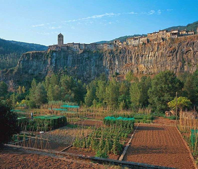 Castellfolite de la Roca - a village on the rocks